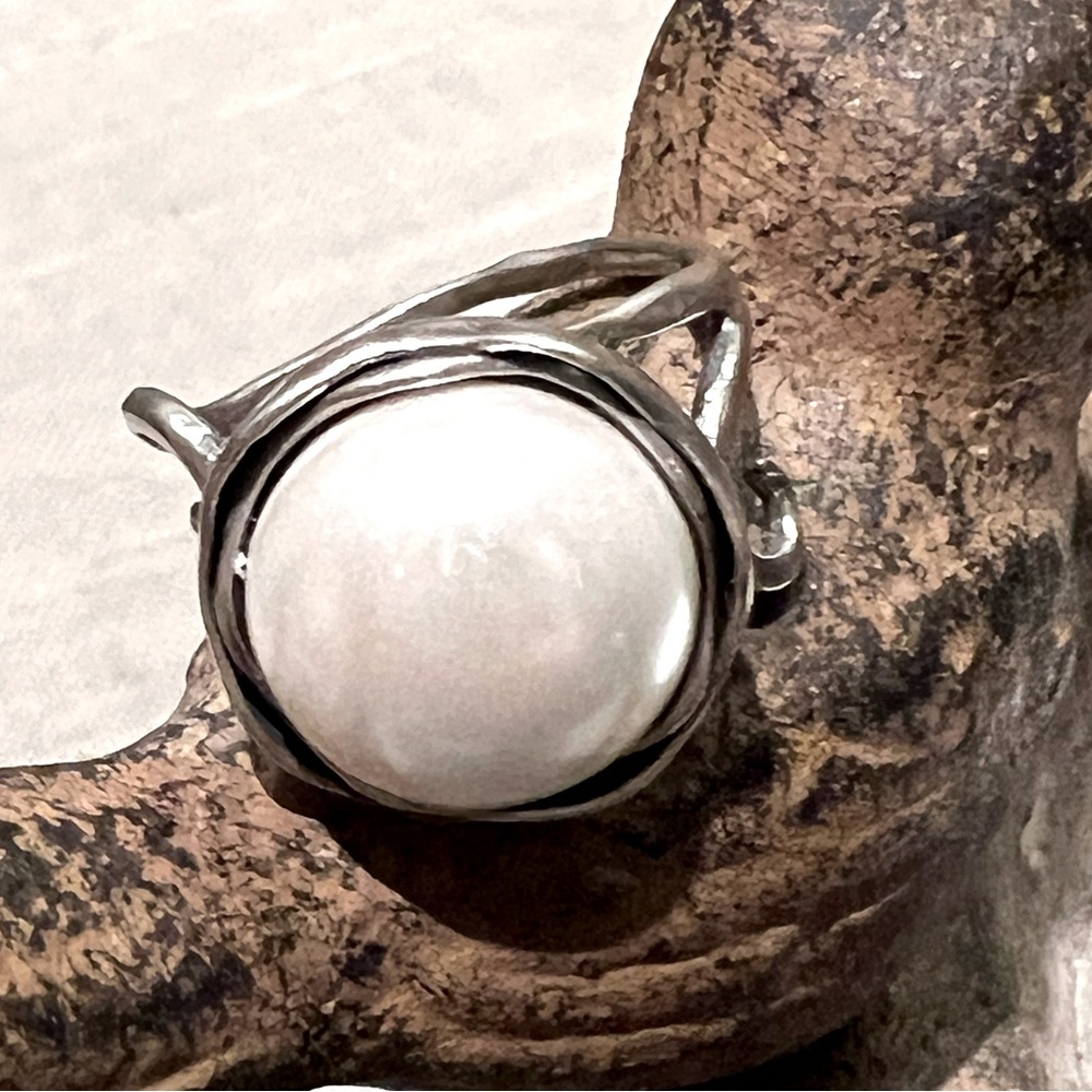 Classy Mother of Pearl In An Elegant Beautiful Sterling Silver Ring